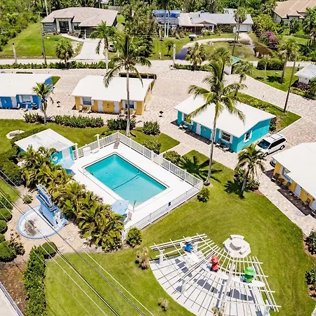 Poolside King Cottage With Kitchen - 10 Minutes To Beach!